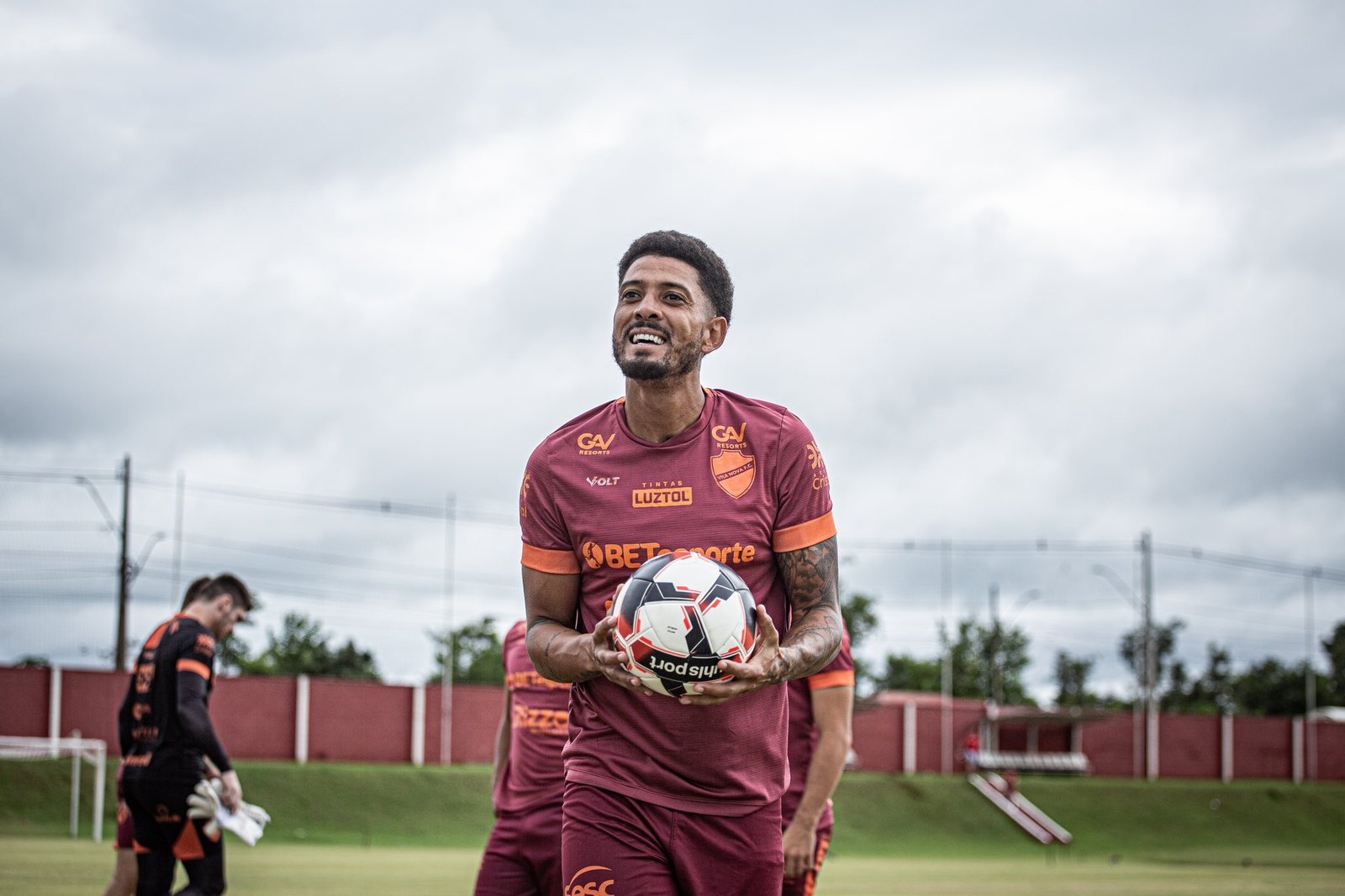 Vila Nova recebe o Goiás no maior clássico do Centro-Oeste no retorno do Estádio Serra Dourada